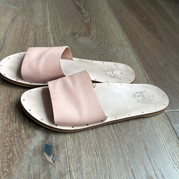 Barely worn Beek sandals - Picture 3 of 5